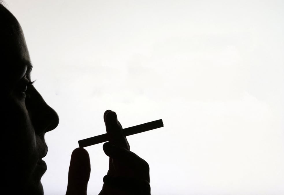 Environ 73.000 décès sont associés au tabagisme sur le territoire national et plus d'un cancer sur trois est dû au tabagisme, rappelle l'Assurance maladie.