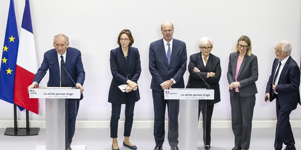 Le Premier ministre François Bayrou, Amélie de Montchalin (Comptes publics), Eric Lombard (Economie), Catherine Vautrin (Santé), Astrid Panoysian (Travail) et François Rebsamen (Collectivités locales).