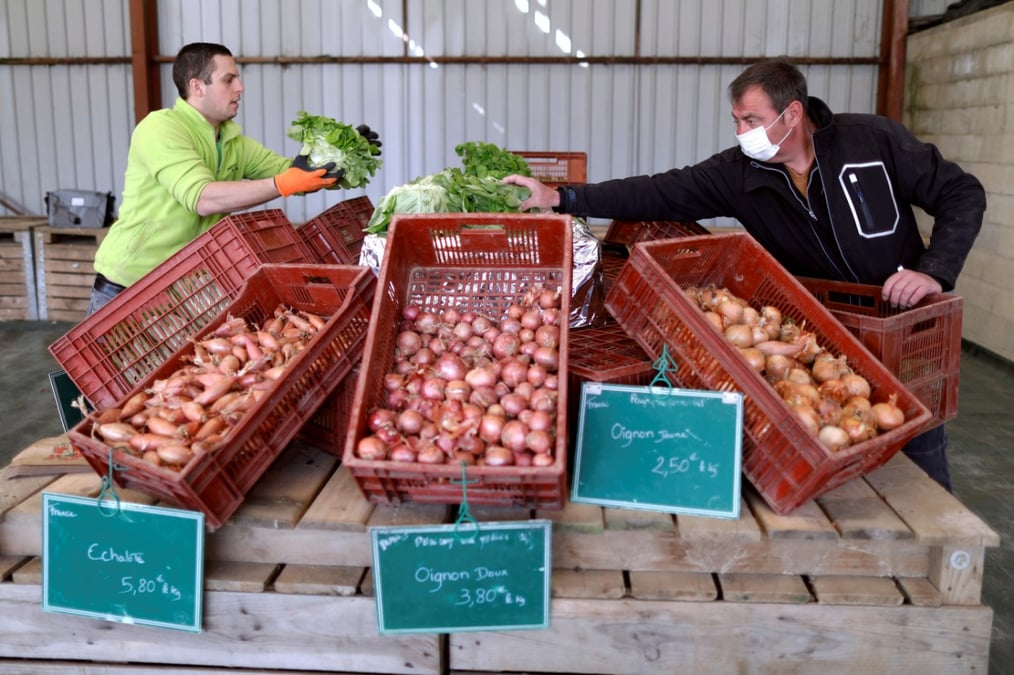 Les Français souhaitent notamment "favoriser la consommation locale et les circuits de proximité": des modèles de distribution que le chamboulement des chaînes d'approvisionnement traditionnelles a mis en valeur pendant le confinement.
