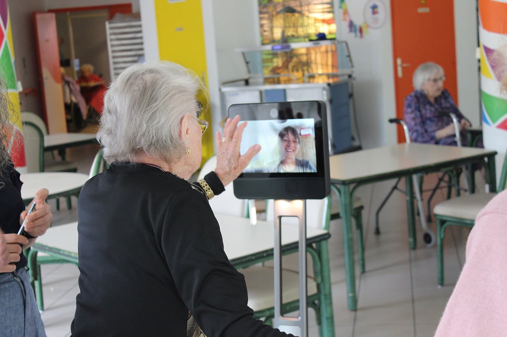 Une résidente de l'Ehpad communique avec sa petite fille, via Nonno