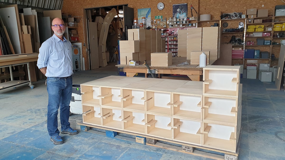 Plus 1 200 boites de contreplaqués à fabriquer