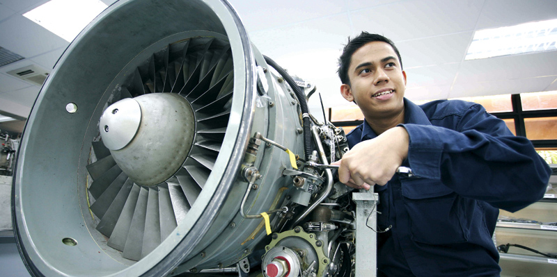 Aéronautique industrie maroc réacteur avion ouvrier technicien usine