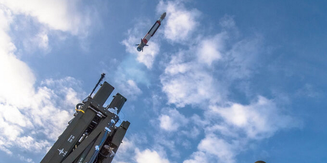 MBDA a signé un mégacontrat avec l'Agence polonaise de l'armement pour la fourniture de 100 lanceurs et 1.000 missiles CAMM-ER (Common Anti-Air Modular Missile Extended Range) pour le système de défense antiaérienne NAREW.