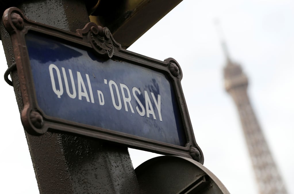 Une plaque de rue indiquant 'quai d'orsay' est vue pres de la tour eiffel a paris