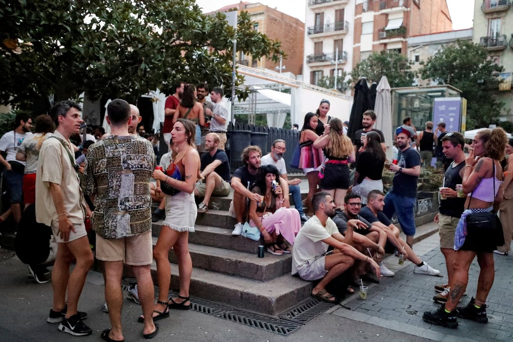 Photo de fichier : des touristes et des residents boivent dans une rue du quartier de gracia pendant la canicule de l'ete, a barcelone