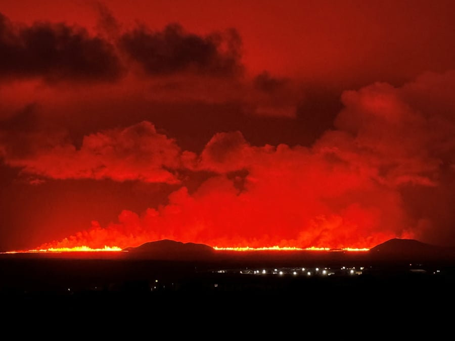Un volcan en eruption pres de vogar, en islande