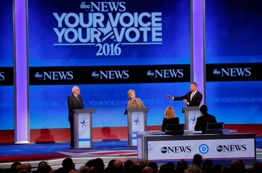 Hillary clinton tente de se placer au-dessus de la melee democrate