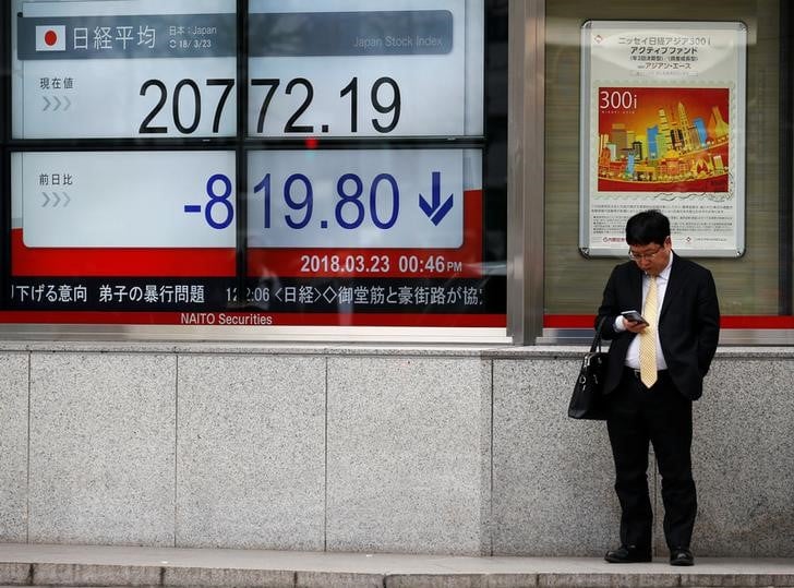 Tokyo termine en baisse
