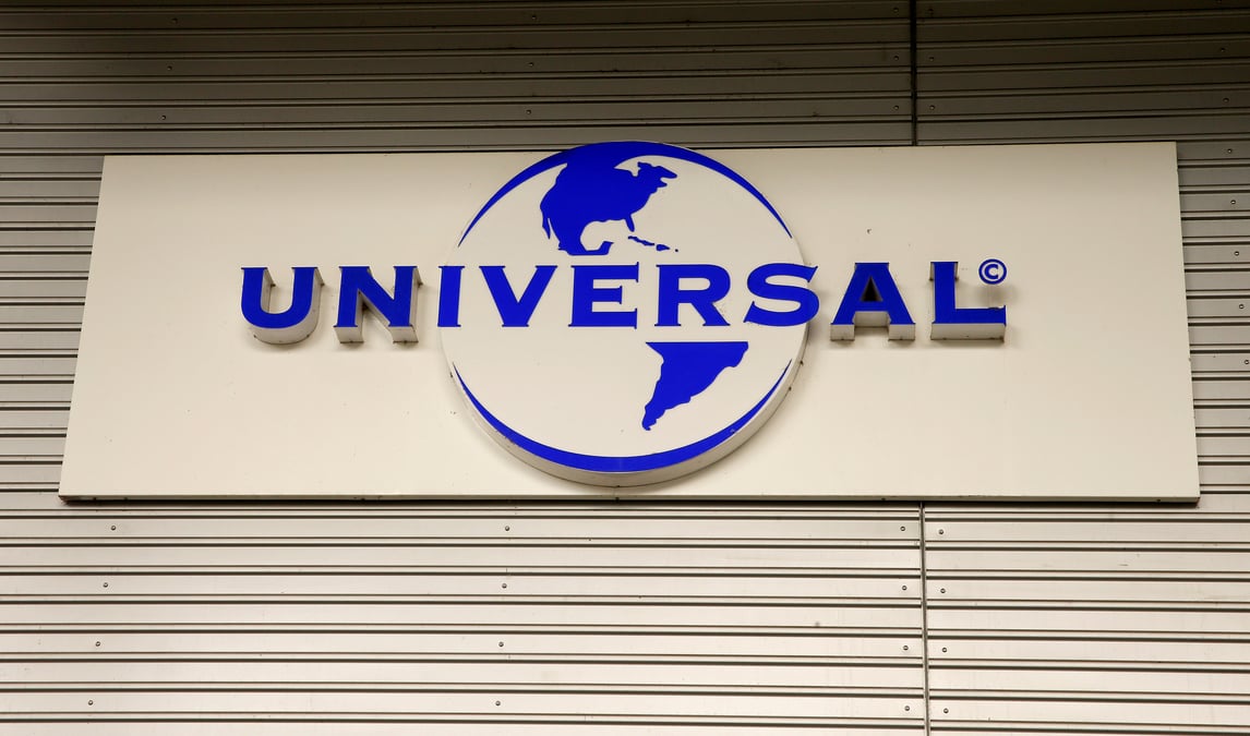Kkr et tencent etudient des offres pour universal music