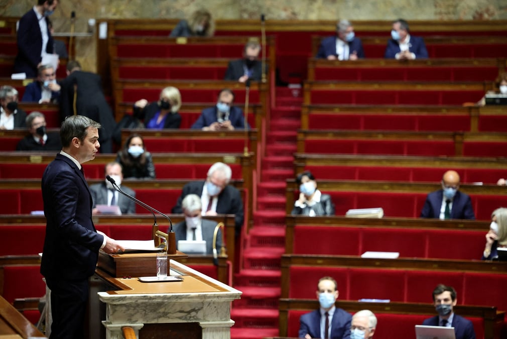France: l'examen du projet de "pass vaccinal" suspendu