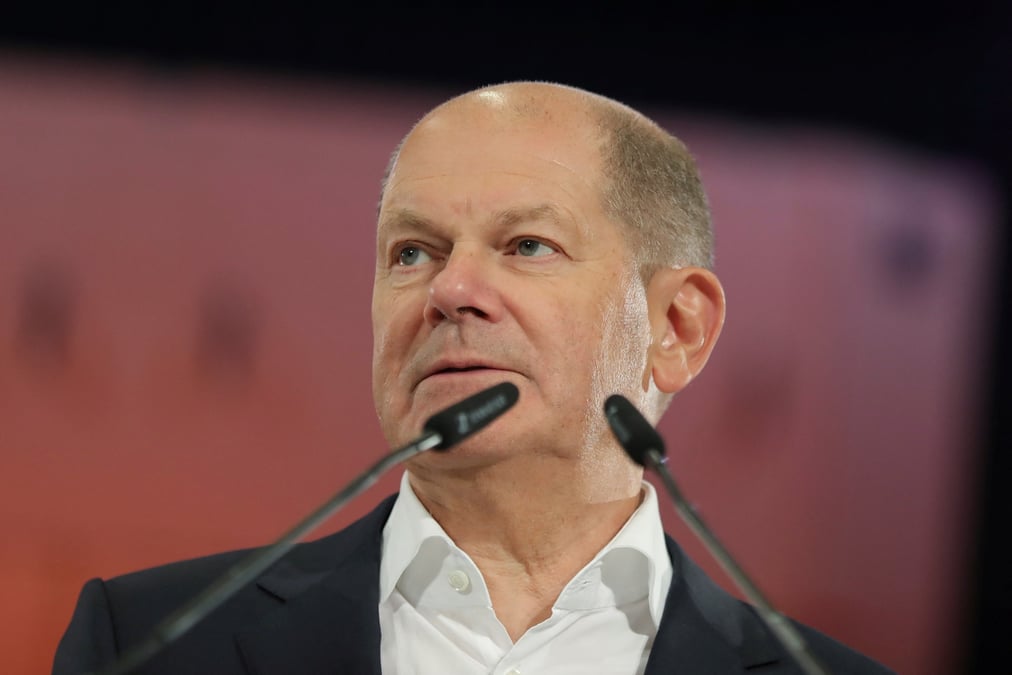 Le chancelier allemand olaf scholz tient une conference de presse chez le fournisseur de defense hensoldt, a ulm, allemagne