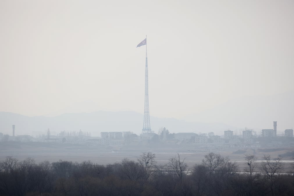 Un drapeau nord-coreen flotte dans le village de propagande de gijungdong en coree du nord