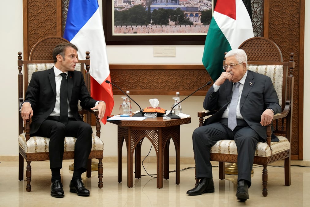 Emmanuel macron avec le president de l'autorite palestinienne mahmoud abbas