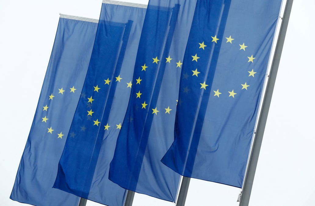 Photo d'archives des drapeaux de l'union europeenne (ue) a francfort, en allemagne