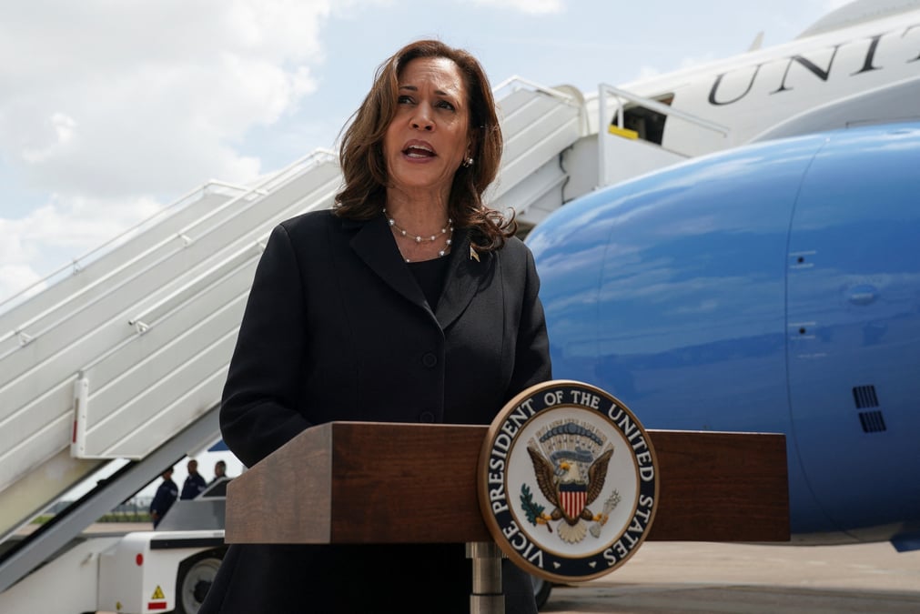 La vice-presidente des etats-unis, kamala harris, a l'aeroport george bush de houston