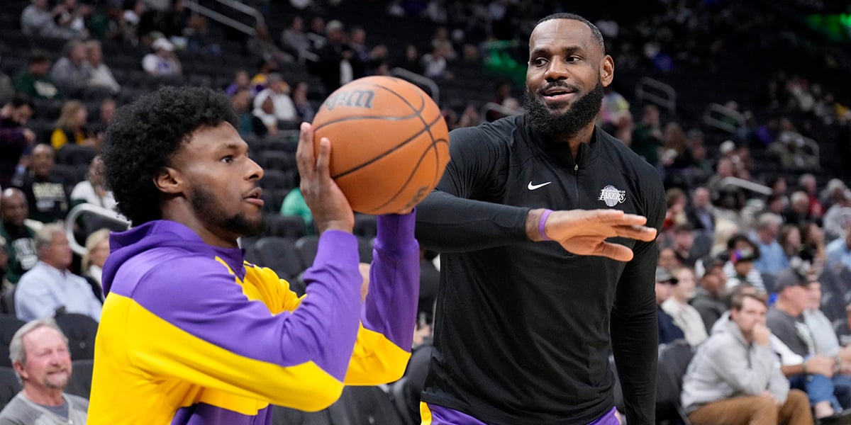 Jeudi, sur le parquet de Milwaukee (Wisconsin), LeBron James et son fils « Bronny » à l’échauffement.