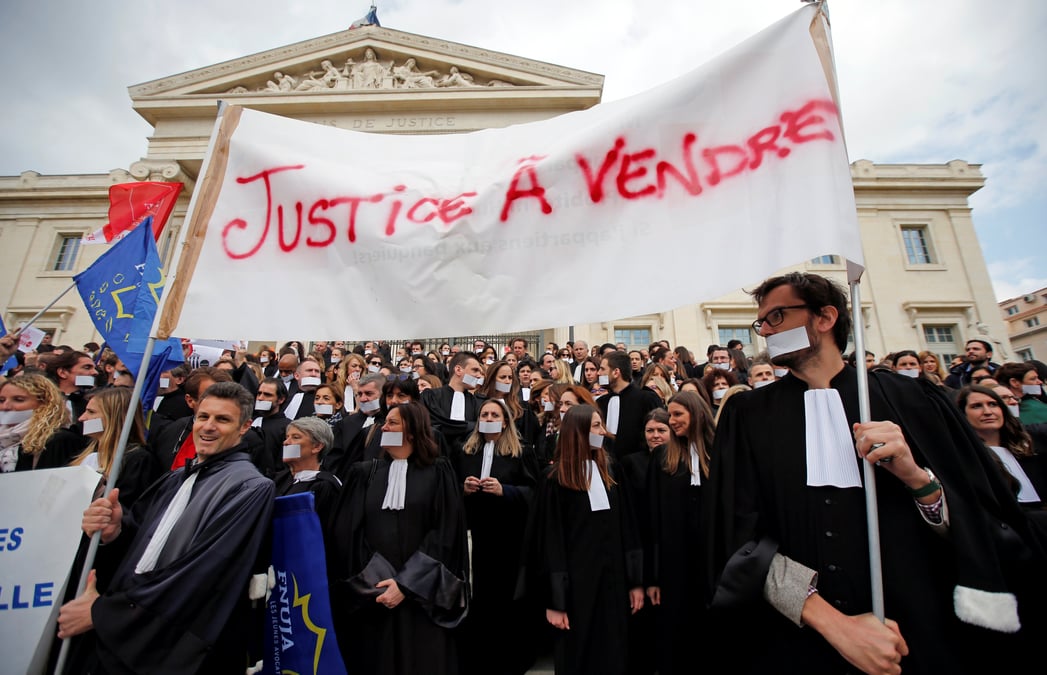 Manifestation "justice morte" avant l'audience hallyday