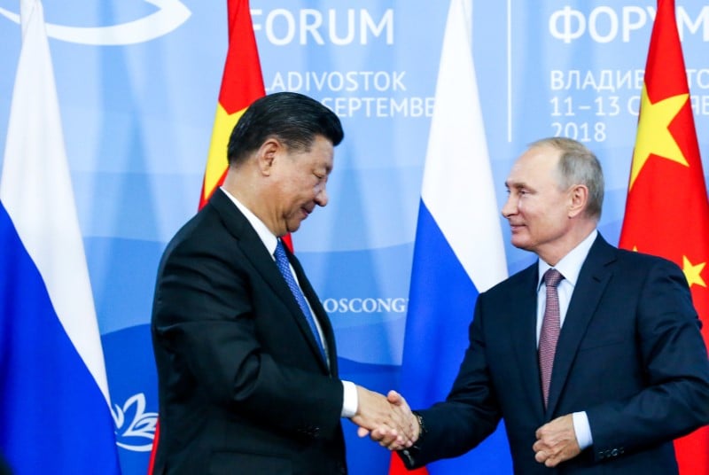 Un sommet, des manoeuvres soulignent la force de l'axe moscou-pekin