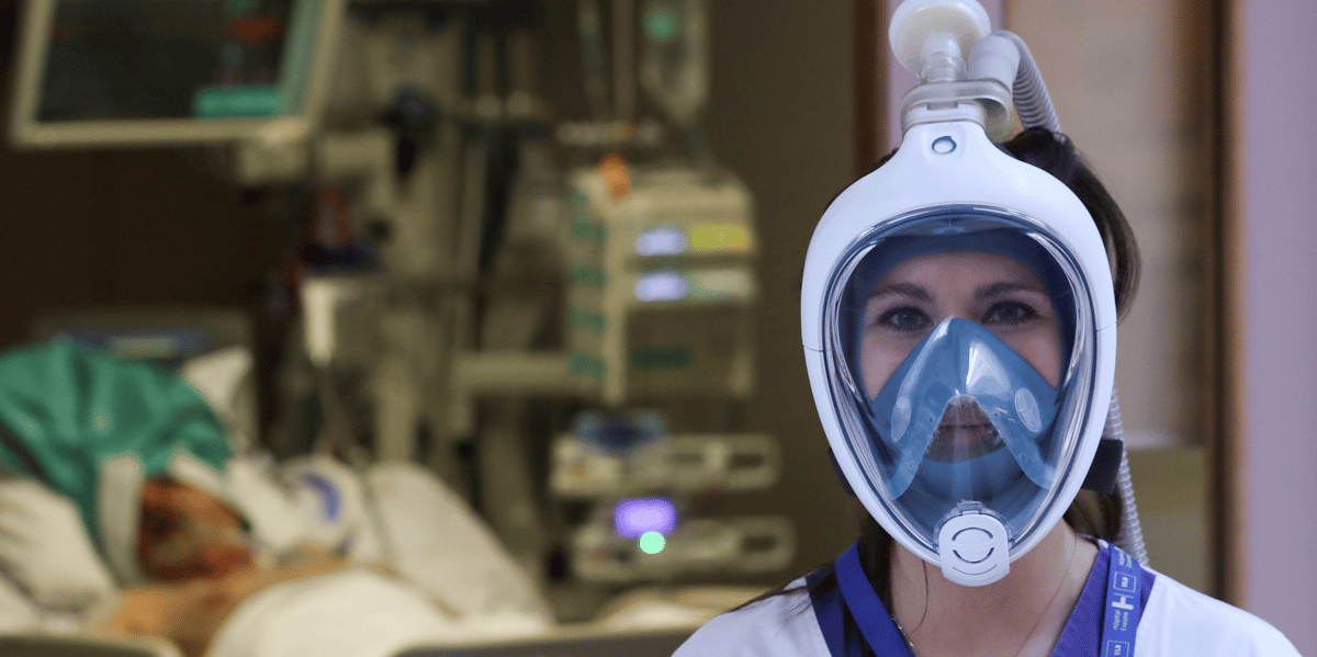 Coronavirus : une infirmière porte le masque de plongée Easybreath de la marque Décathlon