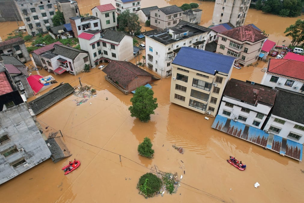 Vue de batiments inondes suite a de fortes pluies dans le comte de pingjiang de yueyang