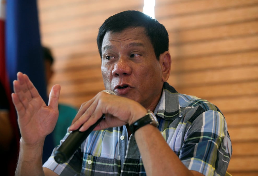Main tendue du president-elu des philippines aux communistes