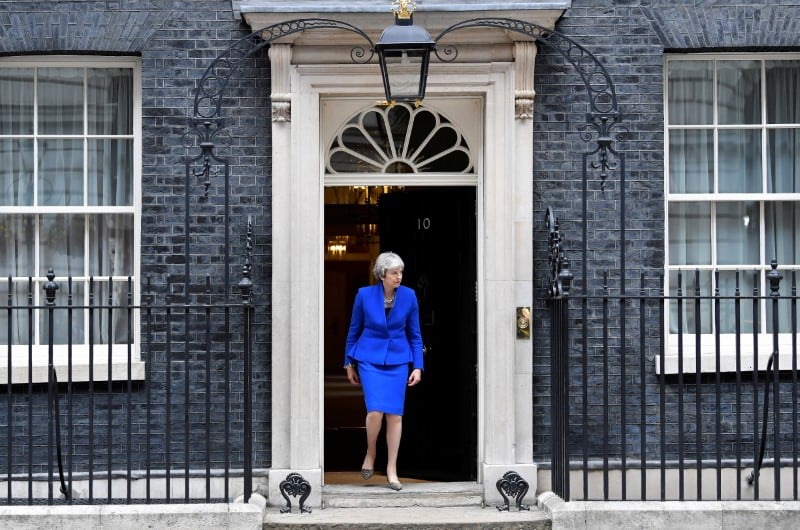 May prone une reflexion sur le statut militaire de son pays