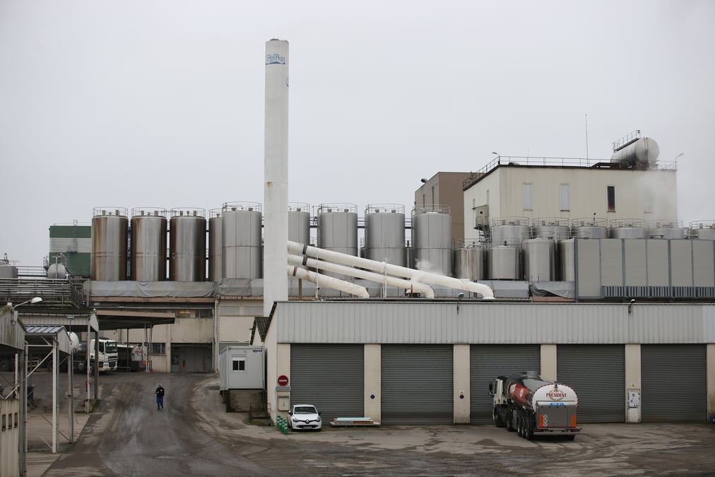 Du lait lactalis suspect ecoule, selon le canard et l'afvlcs