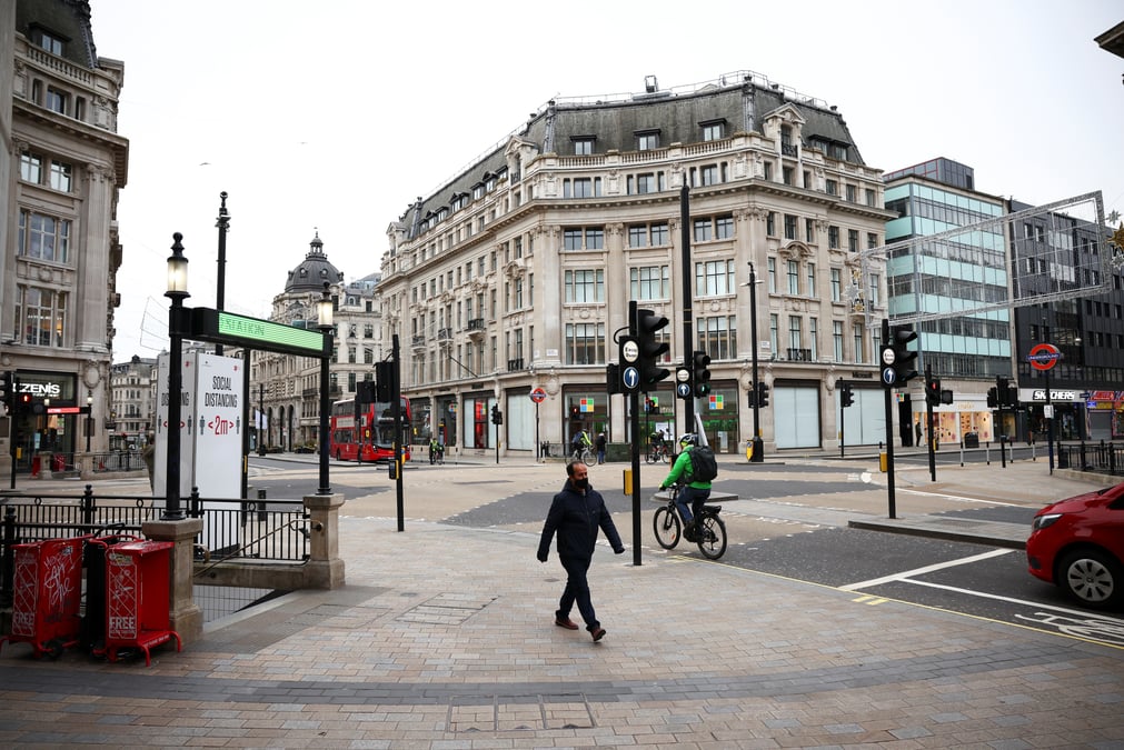 L'ambassadeur de birmanie a londres dit etre tenu a l'ecart de l'ambassade