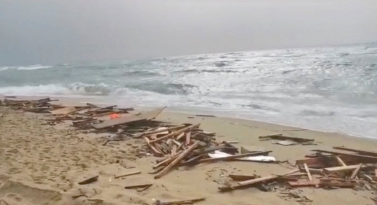 Photo de la plage ou des corps soupconnes des refugies ont ete trouves apres un naufrage au large de la cote est de la calabre, dans le sud de l'italie.