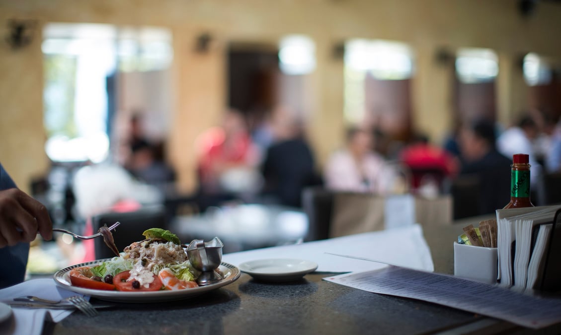 Une salade de crabe louis est photographiee au restaurant kate mantilini a beverly hills