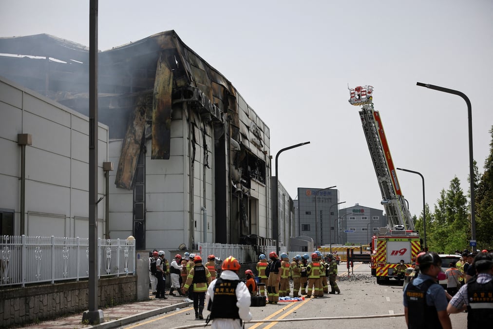 Plus de 100 personnes travaillaient dans l'usine lorsque des ouvriers ont entendu une série d'explosions au deuxième étage, où les batteries de lithium sont inspectées et emballées.