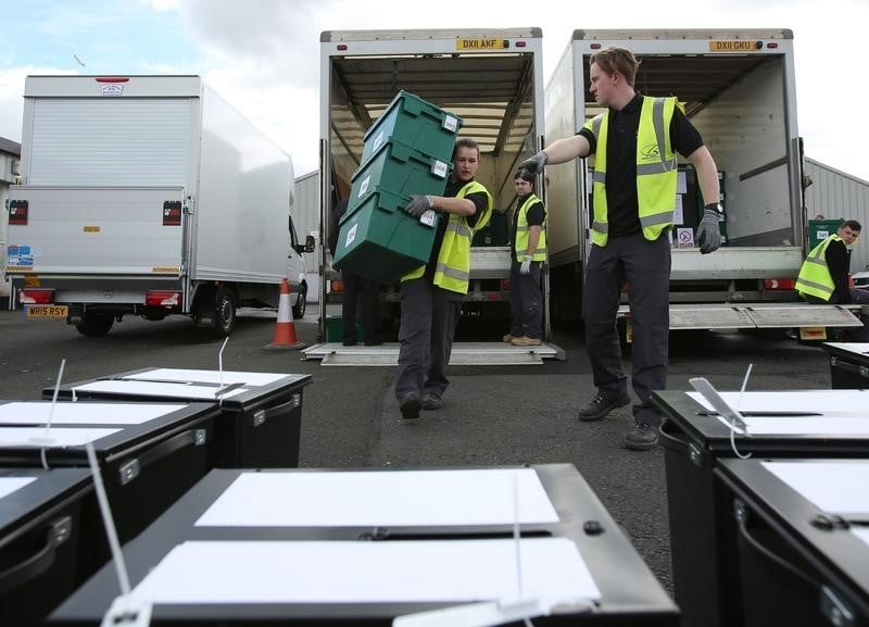 Les britanniques elisent leurs deputes dans un suspense total