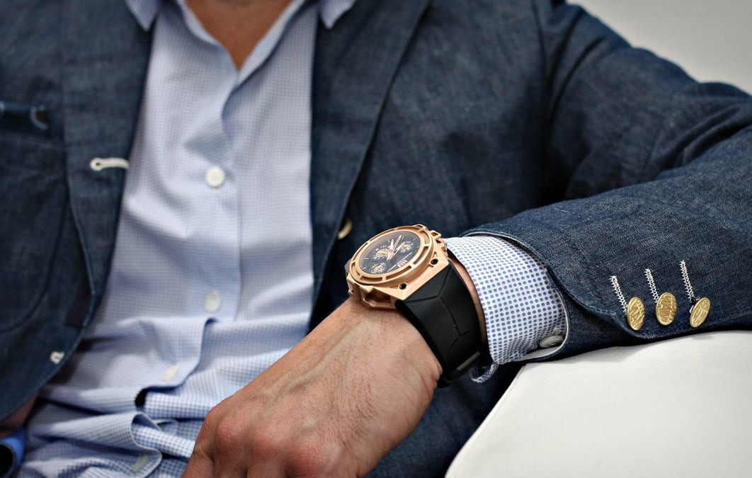 Homme montre de luxe