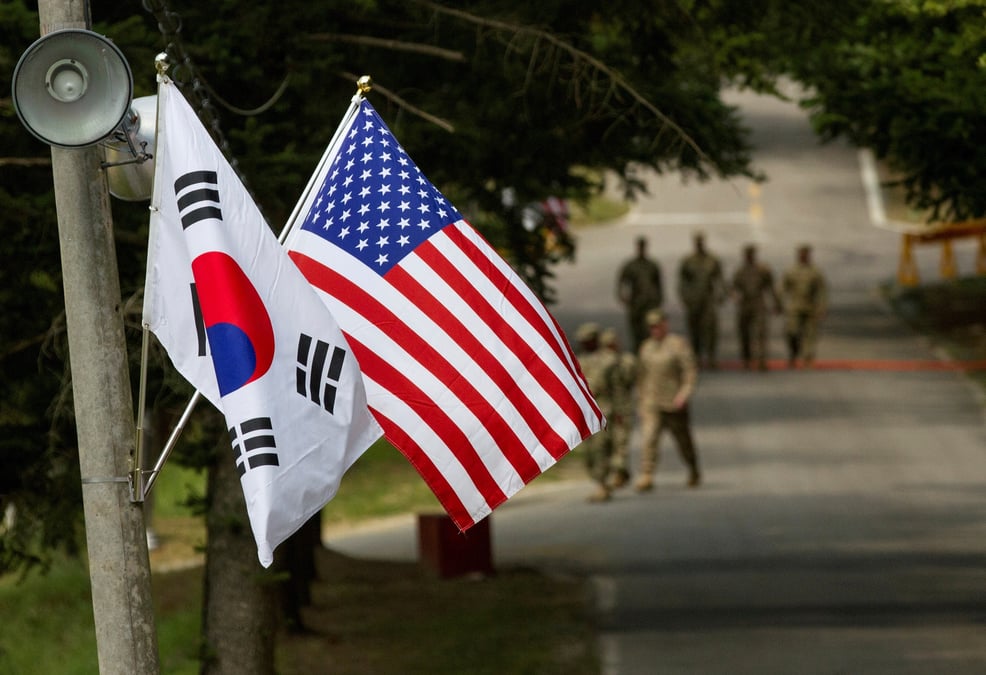 Drapeaux americain et sud-coreen a yongin, en coree du sud
