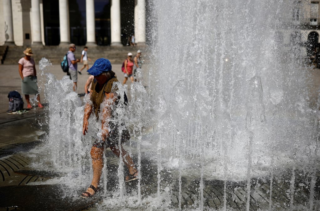 Des touristes en train de se rafraichir a nantes