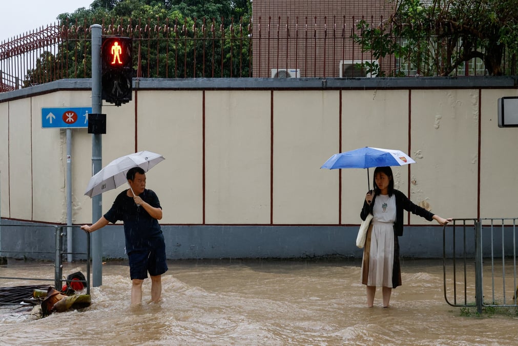 Une rue inondee a hong kong