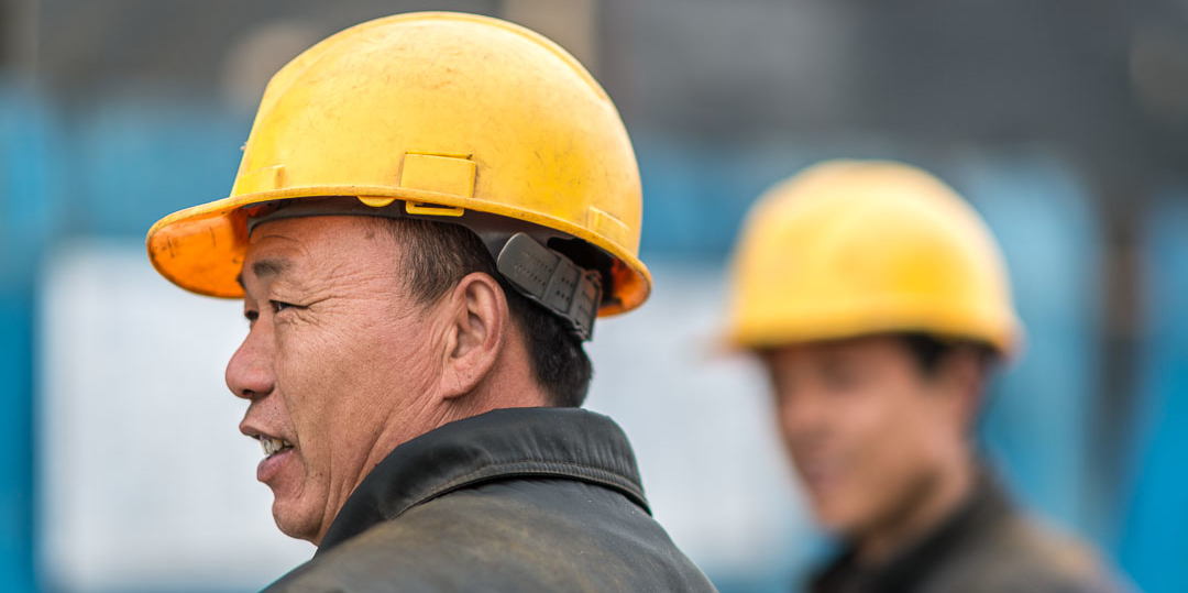 Avec les Nouvelles routes de la soie, la Chine a lancé d'importants projets d'infrastructures dans les pays en développement, en n'hésitant pas à débaucher ses propres ingénieurs et ouvriers sur place.