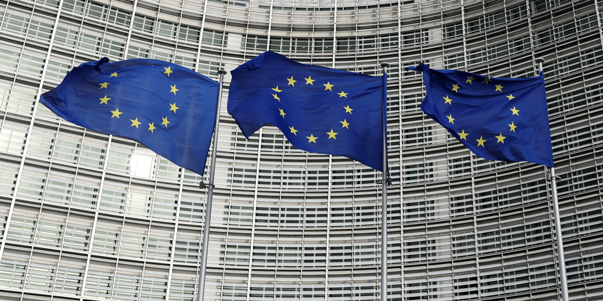 Des drapeaux de l'union europeenne devant la commission europeenne a bruxelles