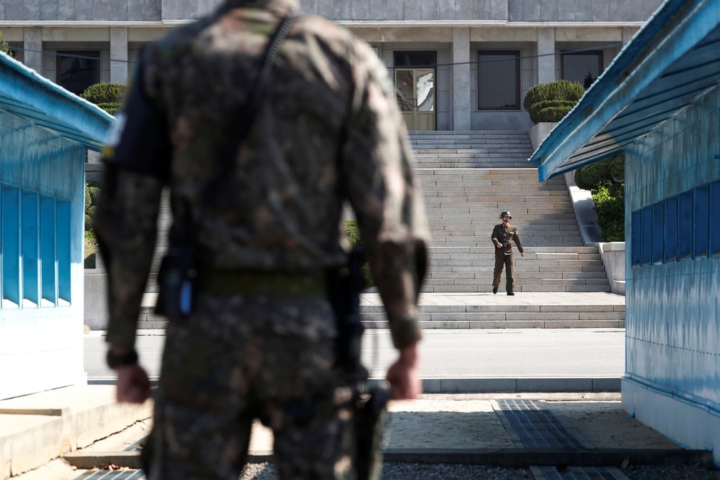 Un soldat nord-coreen patrouille a l'interieur de la zone demilitarisee