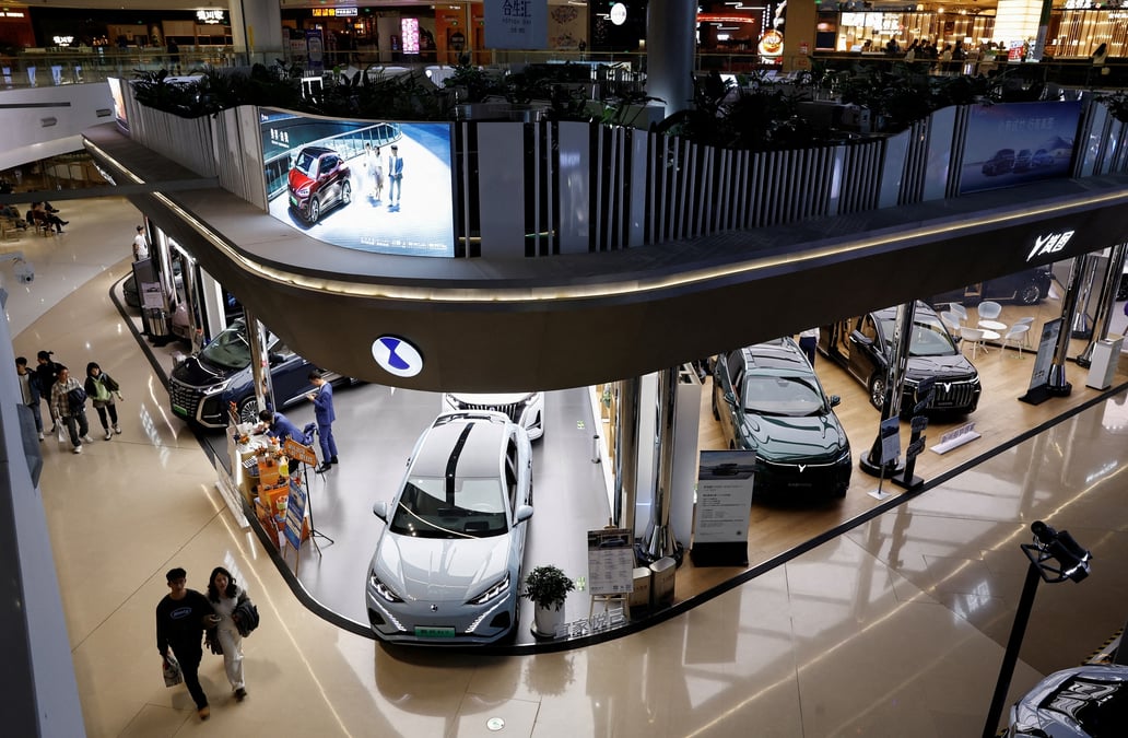 Vehicules electriques sur les stands de denza et du fabricant chinois voyah, dans un centre commercial de pekin
