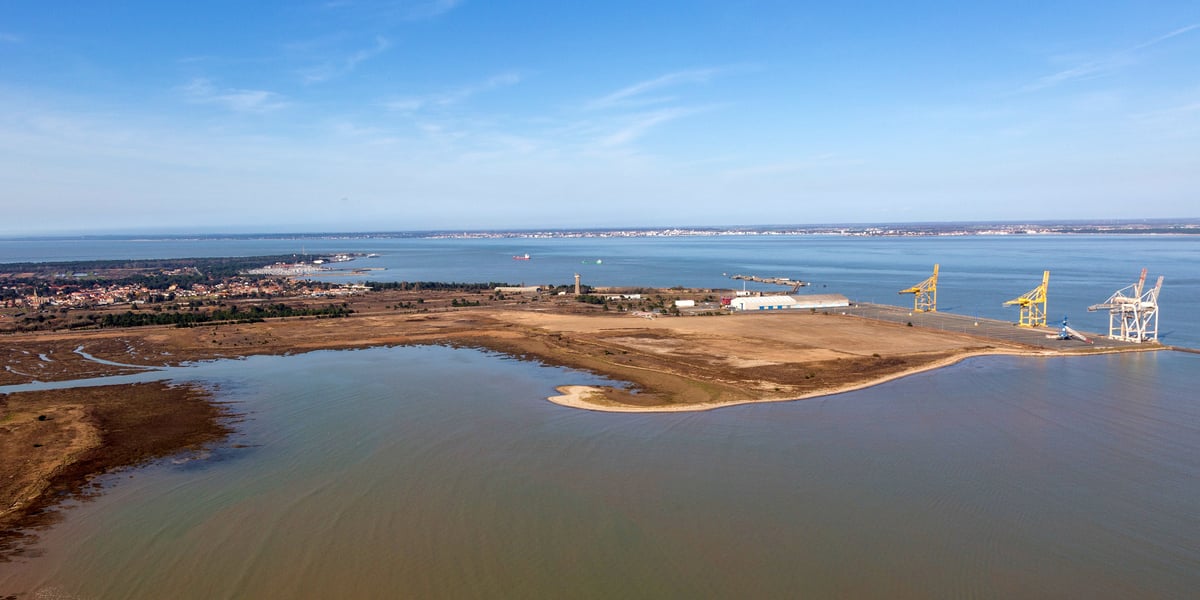 À l'abandon, l'ancien terminal portuaire du Verdon-sur-Mer pourrait accueillir une usine d'élevage de saumons.