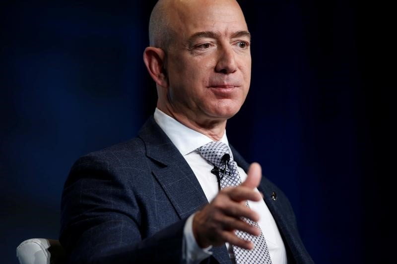 Le pdg d'amazon demande sur twitter ce que faire de sa fortune