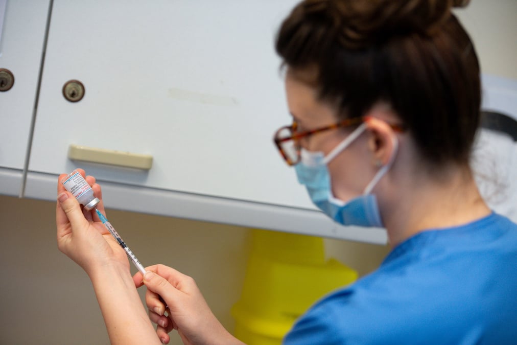 Coronavirus: les britanniques plus de 50 ans se verront offrir une troisieme injection de vaccin a l'automne, selon the times