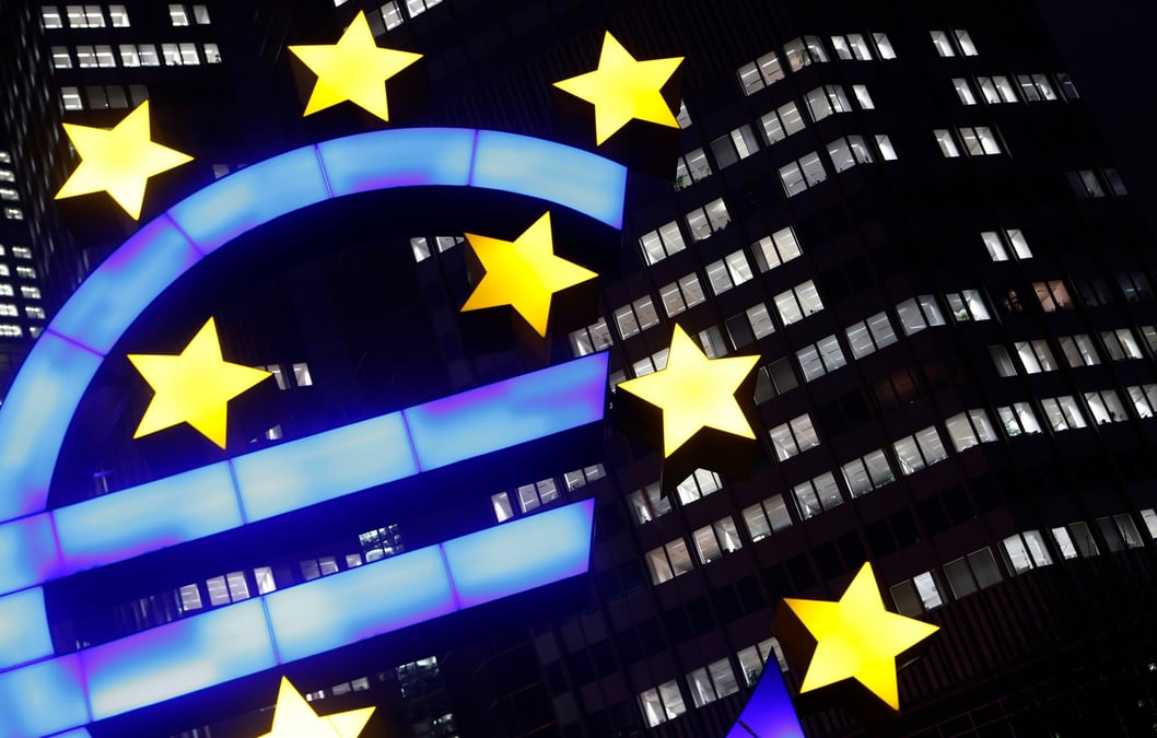 Le symbole de l'euro illumine de nuit devant le siege de la banque centrale europeenne (bce) a francfort.