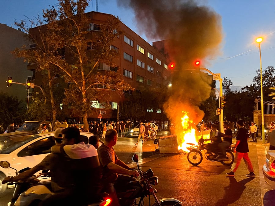 Une moto de la police brule lors d'une manifestation a teheran contre la mort de mahsa amini