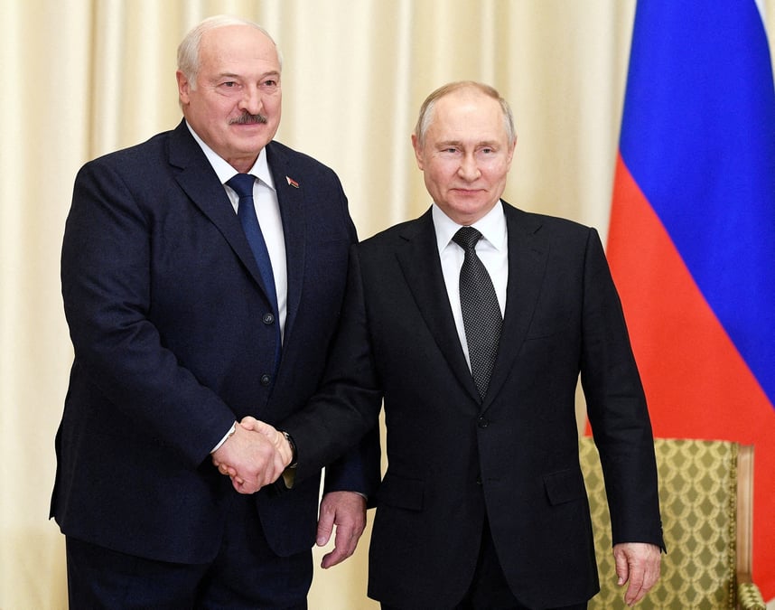 Vladimir poutine serre la main d'alexandre loukachenko lors d'une reunion pres de moscou