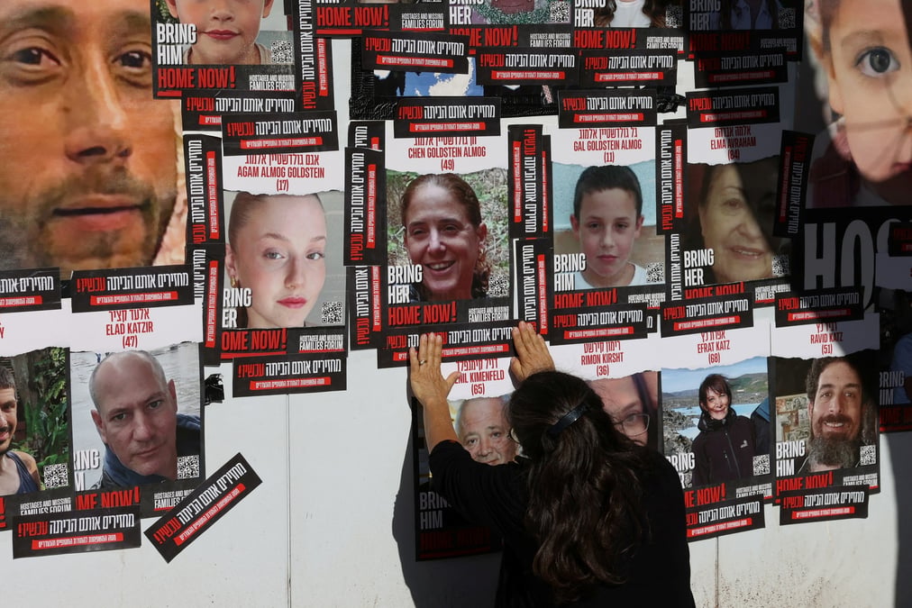Des affiches de personnes enlevees
