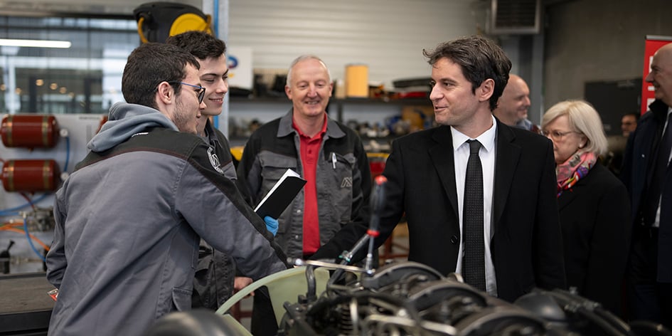 Vendredi, Gabriel Attal en visite dans le centre de formation de l’Académy Mauffrey à Éloyes (Vosges).