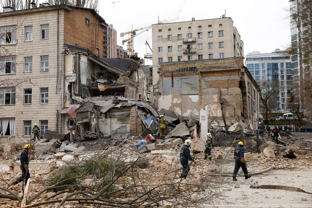 Photo des sauveteurs qui travaillent sur le site d'un batiment endommage par une frappe de missile russe a kyiv
