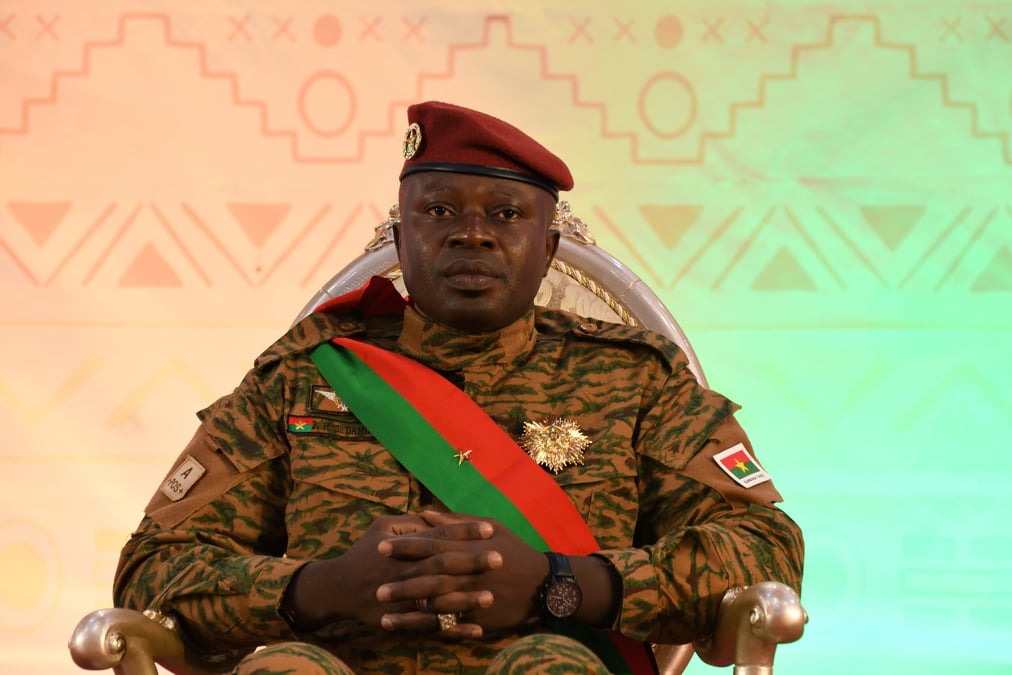 Le chef de la junte paul-henri damiba lors de sa ceremonie de prestation de serment a ouagadougou